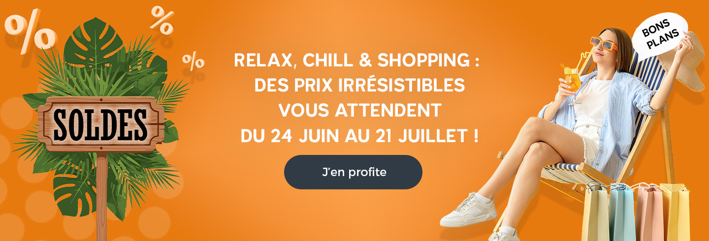 Bannière promotionnelle orange pour les soldes d’été, montrant une femme détendue assise sur un transat avec des sacs de shopping, un panneau « Soldes », le message « Relax, chill & shopping : des prix irrésistibles vous attendent du 24 juin au 21 juillet ! » et un bouton « J’en profite ».