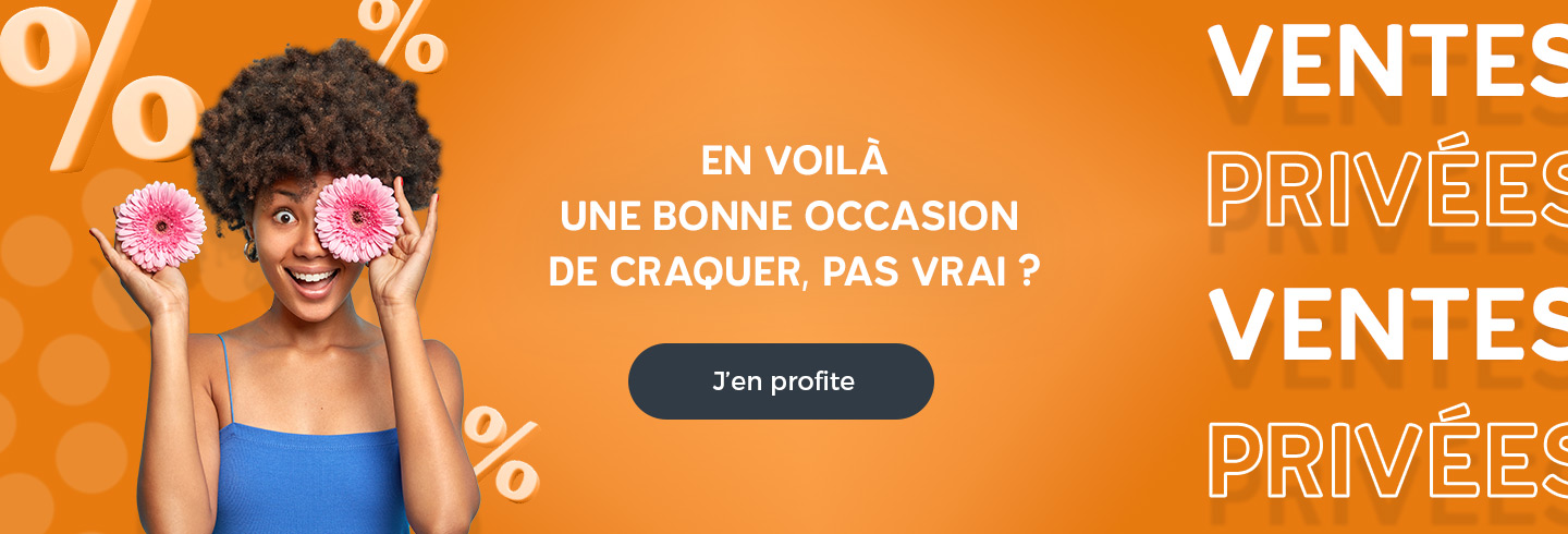 Bannière promotionnelle orange pour des ventes privées, montrant une femme souriante tenant deux fleurs devant ses yeux, avec des symboles de réduction (%), le message « En voilà une bonne occasion de craquer, pas vrai ? » et un bouton « J’en profite ».
