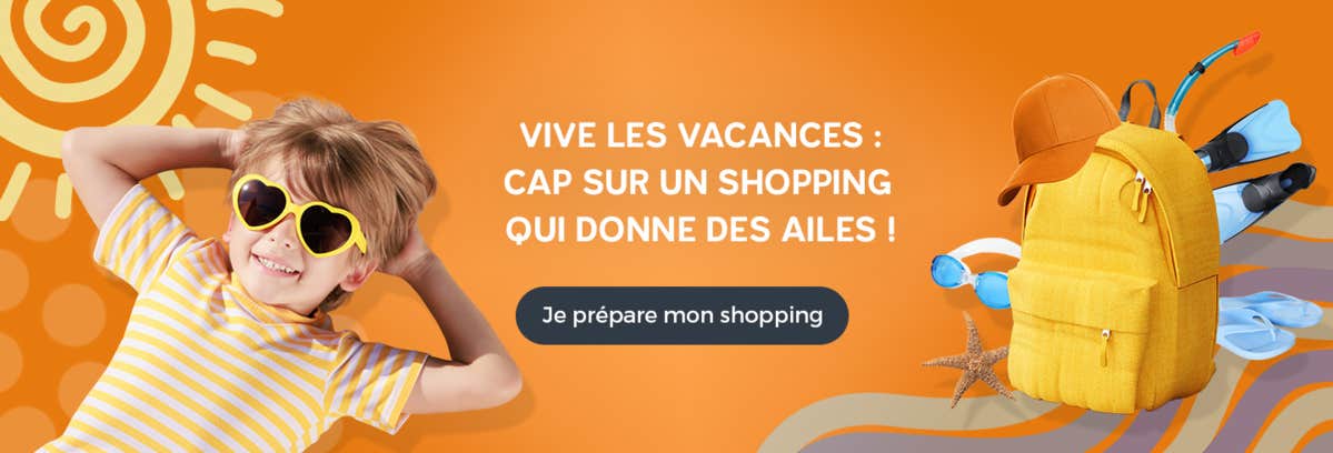 Bannière promotionnelle orange sur le thème des vacances d’été, montrant un enfant allongé portant des lunettes de soleil en forme de cœur, un sac à dos avec accessoires de plage, le message « Vive les vacances : cap sur un shopping qui donne des ailes ! » et un bouton « Je prépare mon shopping ».