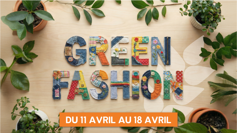 Affiche annonçant le Green Fashion du 11 au 18 avril. Le titre est composé de lettres colorées en patchwork de tissus. L’image montre une table en bois entourée d’éléments de couture et de plantes : ciseaux, boutons, fil, dé à coudre, morceaux de tissu et pots de plantes, évoquant la mode durable et le recyclage textile.